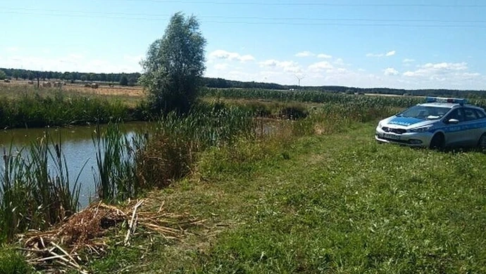 Strażacy wyłowili mężczyznę ze stawu. Nie przeżył