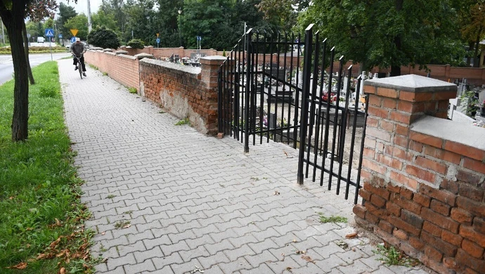 Dodatkowa brama przy cmentarzu