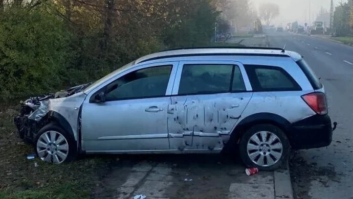 Uderzył w drzewo koło lotniska, trafił do szpitala