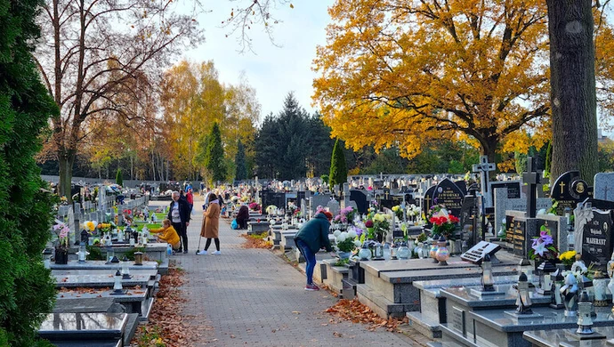 Piotrkowianie sprzątają groby bliskich zmarłych