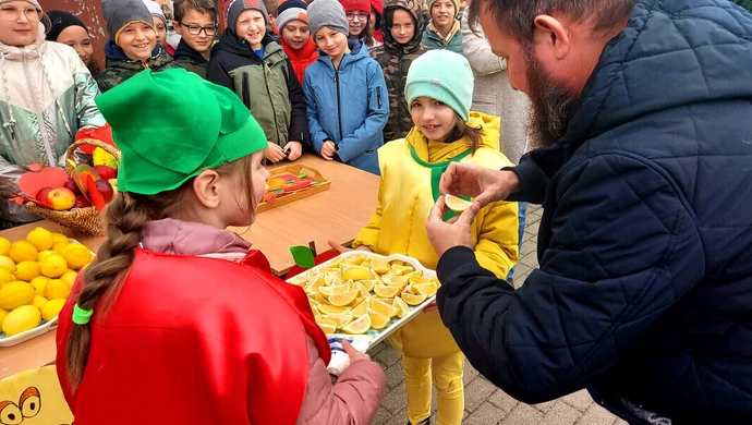 Policjanci i uczniowie rozdawali... jabłka i cytryny