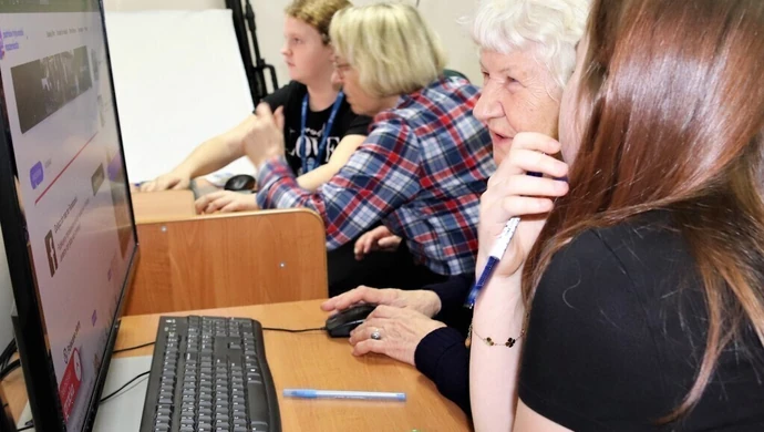 Seniorzy pod okiem młodzieży