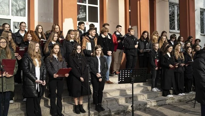 Plenerowe uroczystości w II LO