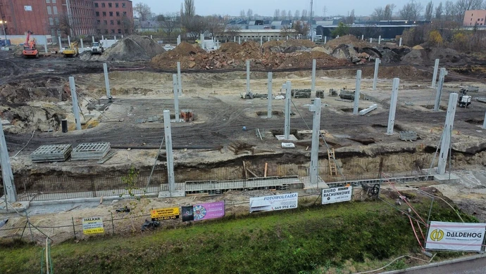 Nowy kompleks handlowy rośnie w oczach