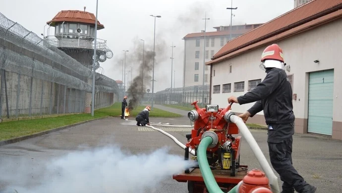 Atak na areszt. Strażacy gasili pożary