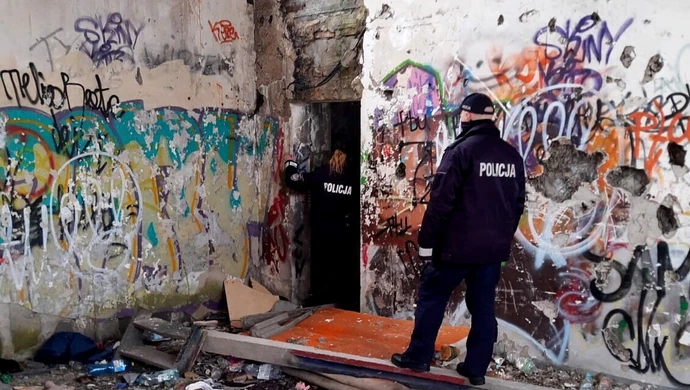 Policjanci sprawdzają pustostany
