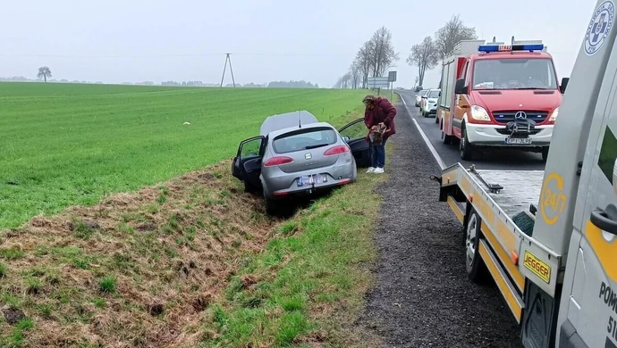 Zderzenie na DK91 pod Piotrkowem, samochód w rowie