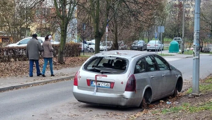 Zdezelowany nissan szpeci osiedle