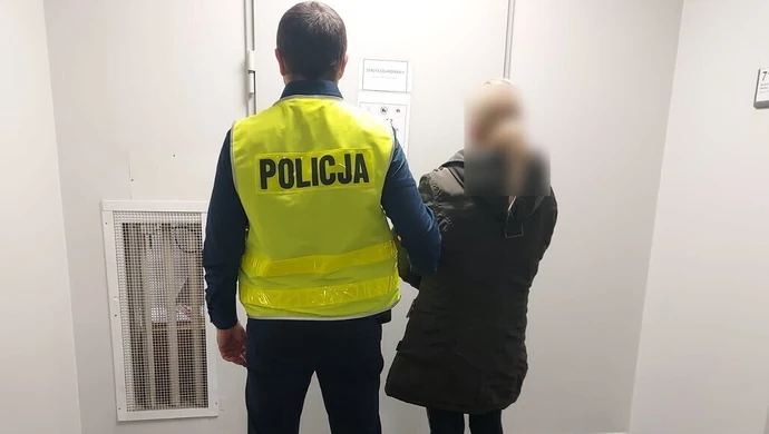 Ukradła towar i skopała ekspedientki