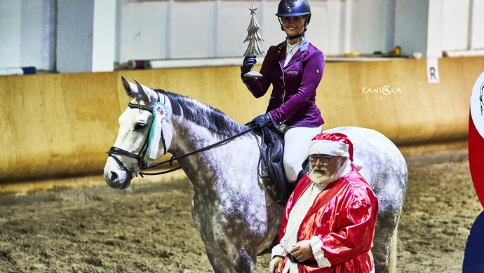 Skakali przez przeszkody w mikołajkowych nastrojach