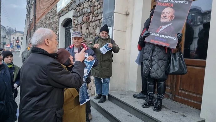 Marszałek senior moralizuje i poucza