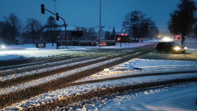 Śnieg nie odpuszcza! Uważajcie na drogach [ZDJĘCIA]