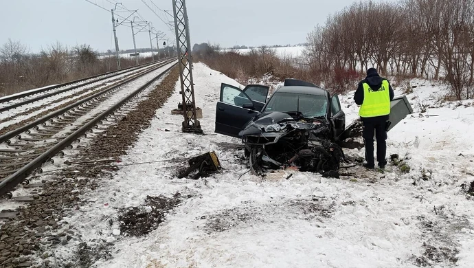 W Longinówce audi wjechało pod pociąg
