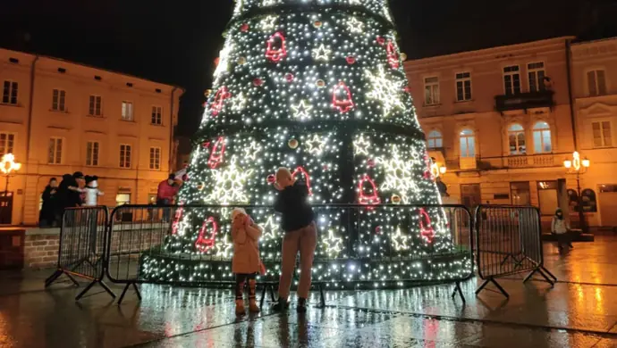 Dlaczego miejska choinka została ogrodzona?