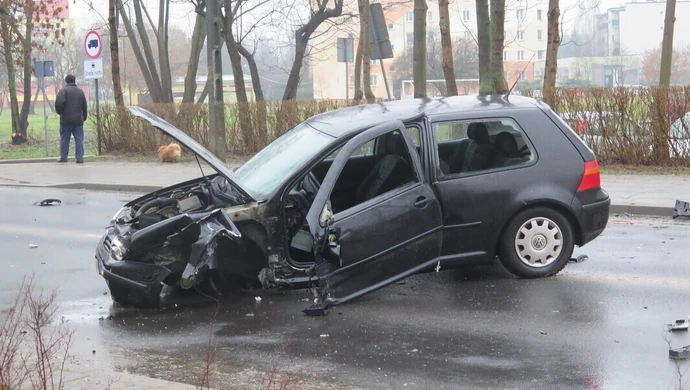 Groźny wypadek w Piotrkowie. Jedna osoba poszkodowana (ZDJĘCIA)