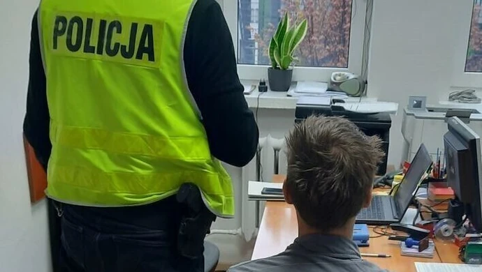 Bracia w rękach policjantów