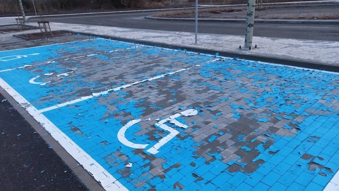 Z nowego parkingu przy "Słoneczku"... zeszła farba