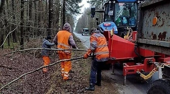 Wycinają gałęzie i ustawiają znaki