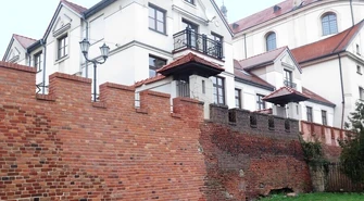 Odrestaurowali, ale nie w całości... Co dalej z murami obronnymi na placu Niepodległości?