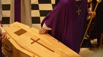 "Bliscy nie mogą po raz ostatni spojrzeć na zmarłego. To trudne"