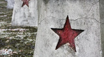 Czerwone gwiazdy na grobach w Piotrkowie [GALERIA]