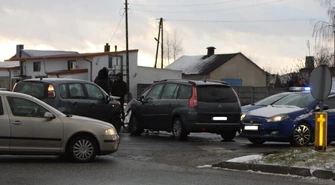 Zderzenie Citroenów w al. Concordii. Dwie osoby w szpitalu (ZDJĘCIA)