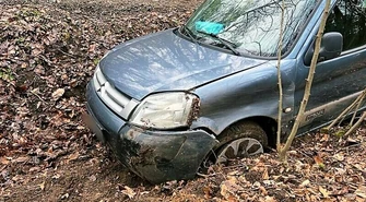 Pijany wpadł do rowu... dwoma samochodami