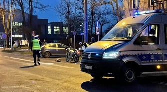 Groźne zderzenie motoroweru z osobówką na Słowackiego.  Kierowcą 16-latek