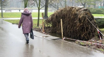 Park zdewastowany, posprzątać nie można