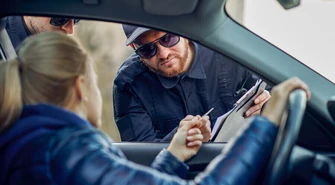 Udawał policjanta, kierując bez uprawnień