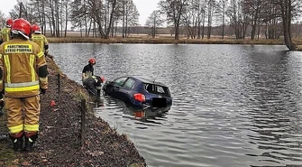 Wypadł z drogi i... wpadł do fosy