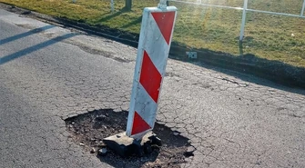 Dziura w jezdni zagraża bezpieczeństwu