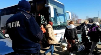 Piotrkowscy policjanci pomagają ukraińskim uchodźcom