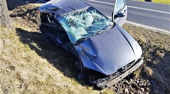 Dwa auta w rowie. Kobieta i niemowlę w szpitalu