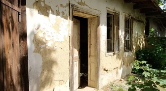 Zniszczyli drzwi i okna, bo potrzebowali snu