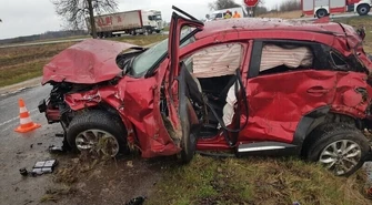 Zlekceważył znak STOP i "skasował" mazdę