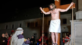 Widowisko pasyjne w Piotrkowie. Droga krzyżowa na ulicach miasta