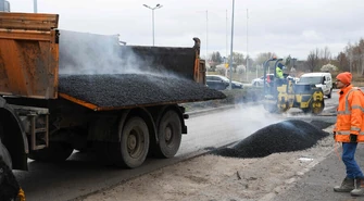 Układają asfalt na Glinianej