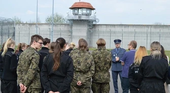 Zachęcali maturzystów do pracy w areszcie