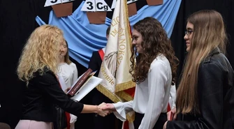 Maturzyści pożegnali się ze szkołą (ZDJĘCIA)