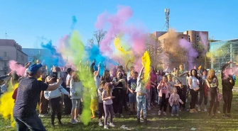 Kolorowe szaleństwo na placu Pofranciszkańskim [ZDJĘCIA i FILM]