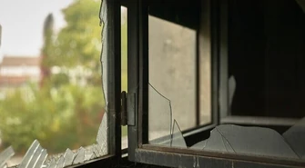 Wybił szybę i uciekł