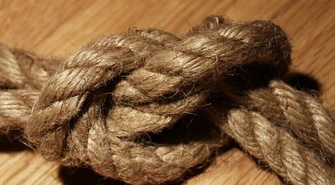 Niedoszły samobójca uratowany. Policjanci odcięli sznur, na którym wisiał