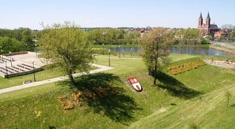 Zielone pozostałości po pałacu w fortecy