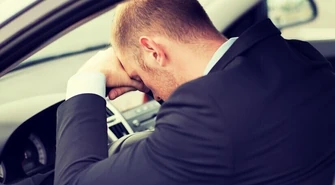 Zemdlał w aucie, pomogli policjanci