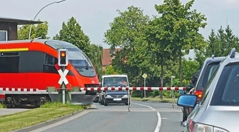 Ciężarówka staranowała zapory kolejowe