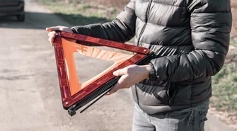 Poszukiwany rozbił samochód na drzewie. A to nie koniec