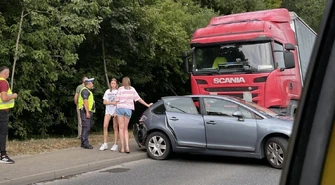 Zderzenie tira i osobówki w Piotrkowie (ZDJĘCIA)