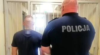 Był poszukiwany. Przyszedł pod komendę i zaczął... przeklinać