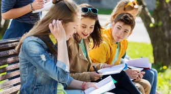 Równe szanse dla uchodźców: Fundacja Rozwoju Systemu Edukacji z programami nastawionymi na integrację